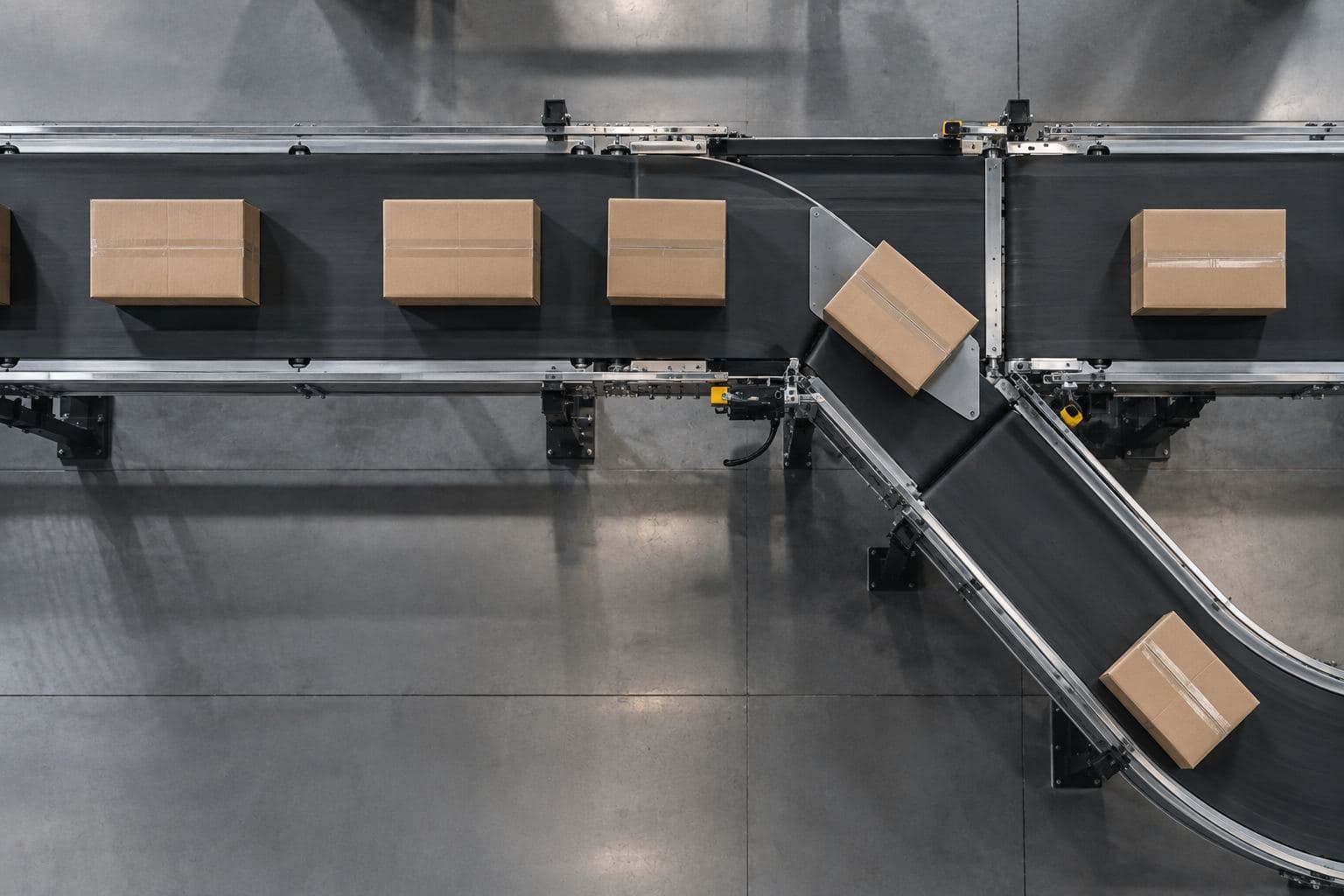 A sorting conveyor diverting one parcel onto a side lane.